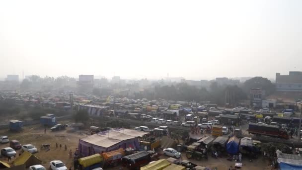 Aufnahmen Eines Riesigen Traktors Der Grenze Delhi Während Der Proteste — Stockvideo