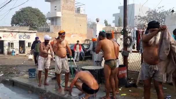 Rolnicy Biorący Kąpiel Granicy Delhi Podczas Protestu Protestują Przeciwko Nowemu — Wideo stockowe