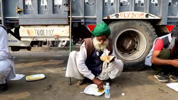 Ein Bauer Isst Während Des Protests Der Grenze Delhi Lebensmittel — Stockvideo