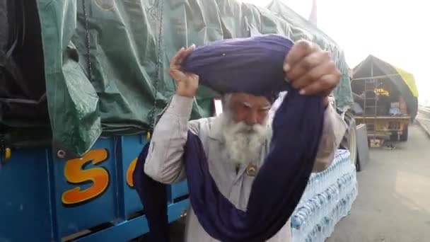 锡克教农民在示威期间在德尔希边境修整头巾的镜头 他们抗议印度政府通过的新农场法 — 图库视频影像