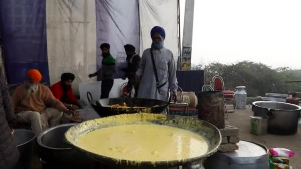 抗议期间 农民在德尔希边境制造食物 他们抗议印度政府通过的新农场法 — 图库视频影像