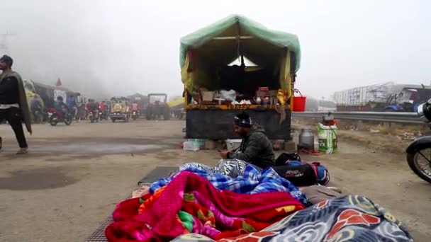 Rolnicy Śpiący Drogach Granicy Delhi Podczas Protestu Protestują Przeciwko Nowemu — Wideo stockowe