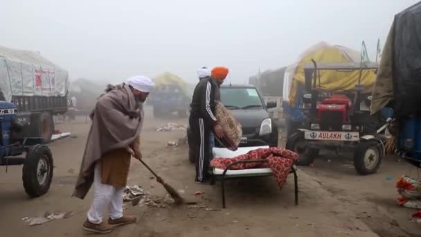 Boeren Die Tijdens Betoging Weg Vegen Aan Grens Met Delhi — Stockvideo