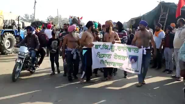 Boeren Tijdens Het Protest Aan Grens Van Singhu Protesteren Tegen — Stockvideo