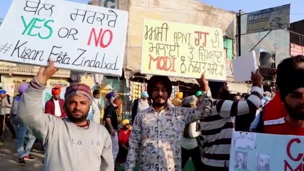 2021年1月1日 在西湖边疆的抗议活动中 印度农民抗议印度政府的新农场法 增加了噪音和谷物 — 图库视频影像