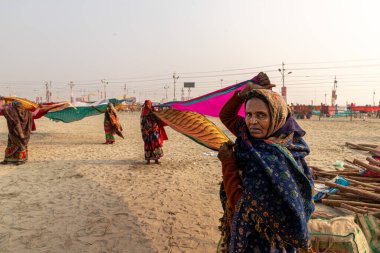 Haridawar.kumbh 'daki kumbh mela sırasında sarisini kurutan bir kadın dünyadaki en büyük cemaattir..