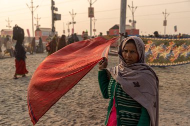Haridawar.kumbh 'daki kumbh mela sırasında sarisini kurutan bir kadın dünyadaki en büyük cemaattir..