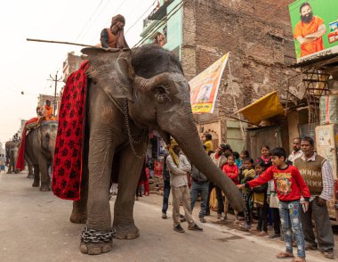 Hintli rahip filin üstüne oturur ve Haridawar 'daki kumbh mela sırasında ata biner. Kumbh dünyadaki en büyük cemaattir..