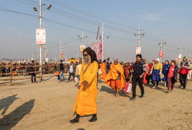 Nagas sadhu yeryüzündeki en büyük cemaat olan kumbh mela.kumbh 'daki nehir çetelerine çobanlık yapmak için gelir..
