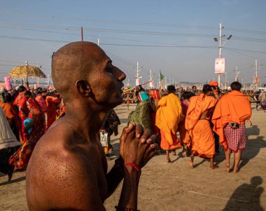 Nagas sadhu yeryüzündeki en büyük cemaat olan kumbh mela.kumbh 'daki nehir çetelerine çobanlık yapmak için gelir..