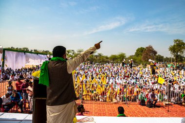 Protesto sırasında çiftçi lideri. Hint hükümetinin geçirdiği yeni tarım yasasını protesto ediyorlar..