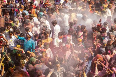 İnsanlar Holi Festivali 'nde Barsana' da Holi 'yi kutlarken, konuya özen gösterip gürültü ve tahıl eklediler..