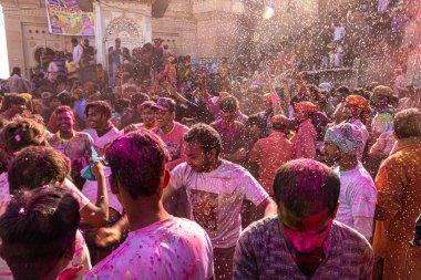 İnsanlar Holi Festivali 'nde Barsana' da bayramı kutlarken konuya özen gösterip gürültü ve tahıl eklediler..