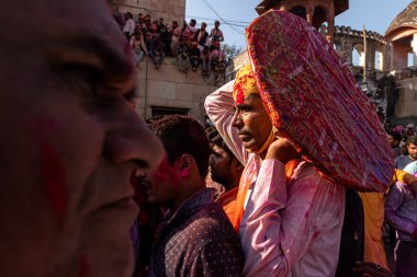 İnsanlar Holi Festivali 'nde Barsana' da bayramı kutlarken konuya özen gösterip gürültü ve tahıl eklediler..