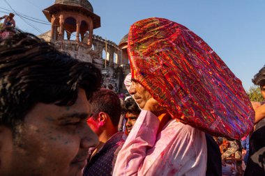 İnsanlar Holi Festivali 'nde Barsana' da bayramı kutlarken konuya özen gösterip gürültü ve tahıl eklediler..