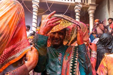 Nandgaon, Mathura 'da hobi oynayan transseksüel portresi, seçici bir şekilde ses ve tahıl eklenmiş konuya odaklanıyor..