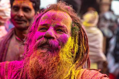 Nandgaon, Mathura 'da Holi oynayan keşişin portresi, seçici bir şekilde ses ve tahıl eklenmiş konuya odaklanıyor..
