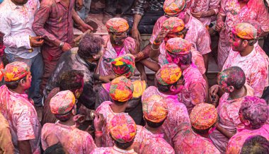 İnsanlar Nandgaon, Mathura 'da kutluyor ve Holi oynuyorlar, seçici bir şekilde konuya odaklanıyorlar, gürültü ve tahıl ile..