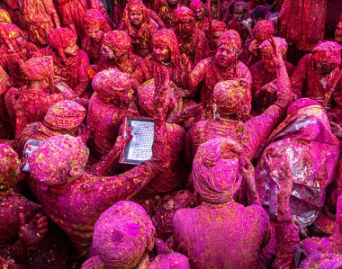Rahmetli Pradesh 'teki Barsana Köyü halkı, seçici bir şekilde konuya odaklanmış ve gürültü ve tahıl ekleyerek, Holi festuival üzerine ayinlerini yapıyorlar..