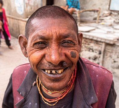 Hindistan sokaklarındaki fakir bir adamın portresi. Konuya özen gösterip gürültü ve tahıl ekliyor..