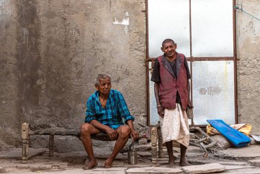 Hindistan sokaklarındaki fakir bir adamın portresi. Konuya özen gösterip gürültü ve tahıl ekliyor..