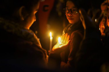 Müslüman karşıtı tartışmalı vatandaşlık yasasına karşı mum yürüyüşü.