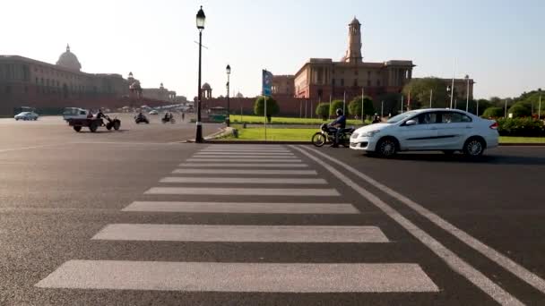 Uma Estrada Movimentada Frente Rashtrapati Bhawan Delhi — Vídeo de Stock