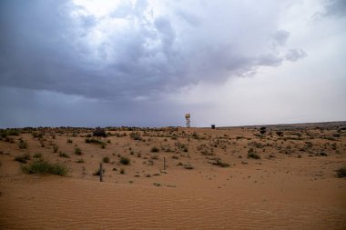 Çölde büyük su tankı Jaisalmer 'de dramatik gökyüzüne karşı.