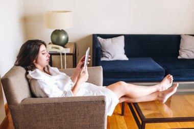 Tabletinden evde çalışan bir kız.