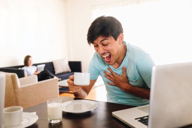 Genç işçi kahveyle yanar.