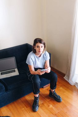 Kanatlı laptopuyla hücresinde yazan kız.