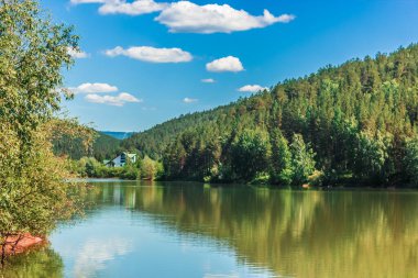 Arkasında dağlar olan güzel göl manzarası 