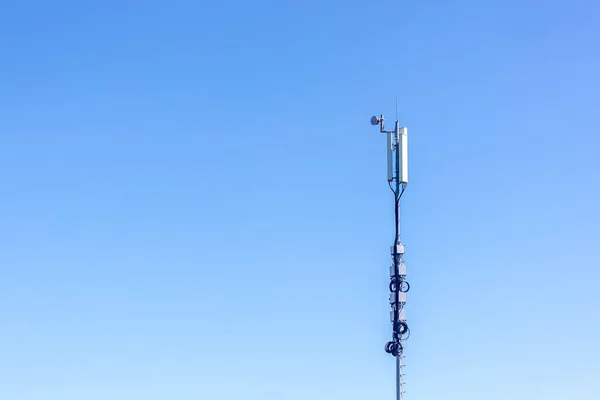 Cep telefonu telekomünikasyon ağı kulesi. 5G internet konsepti