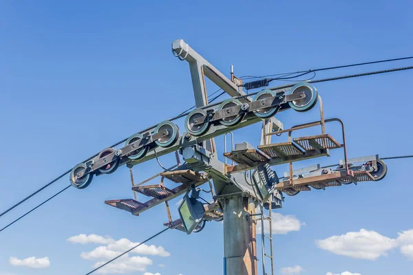 Bir teleferik kulesinin teleferik makarası görüntüsü