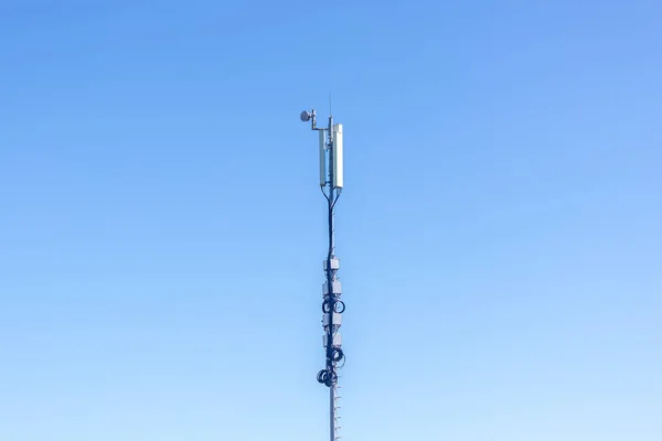 Torre de red de telecomunicaciones celular. Concepto de Internet 5G — Foto de Stock