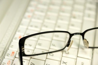 A gözlük ve bilgisayar