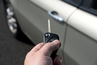 Bir araba anahtarının yakın plan çekimi