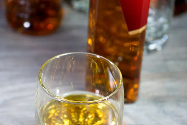 バーでのウィスキーグラスとボトル — ストック写真