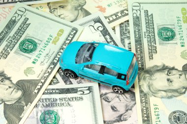 Bir araba ve dolar.