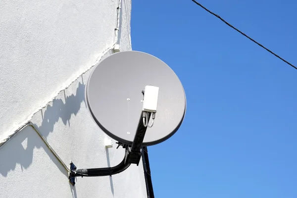 Antena Satelitarna Domu — Zdjęcie stockowe