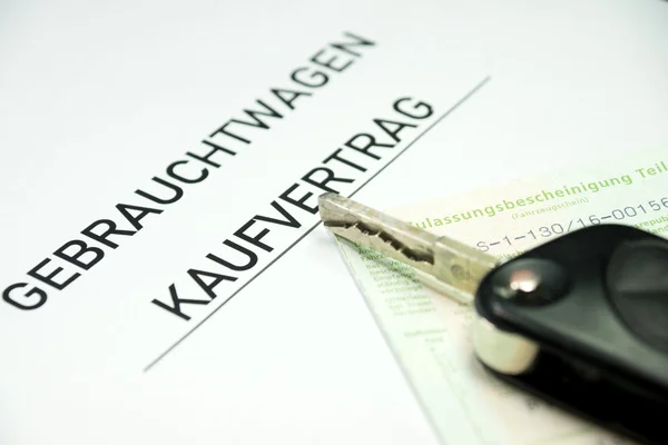 Kaufvertrag für einen Gebrauchtwagen — Stockfoto