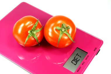 Domates ve bir mutfak terazisi