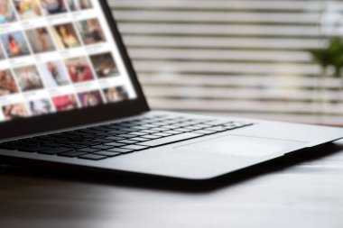 İnternet 'te bilgisayar ve porno filmleri ve seks bağlantıları