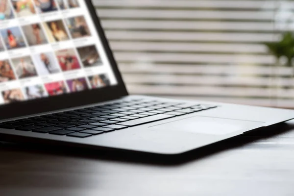 İnternet 'te bilgisayar ve porno filmleri ve seks bağlantıları