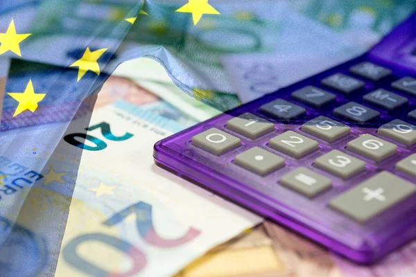 Avrupa Birliği bayrağı, hesap makinesi ve avro parası