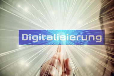 Bir adam dijitalleştirme düğmesine basar