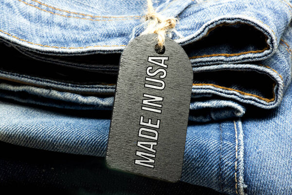 Пара джинсов с лейблом Made in USA
