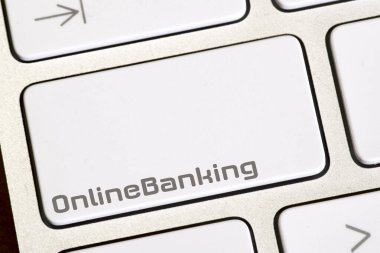 Çevrimiçi bankacılık için bir bilgisayar ve anahtar