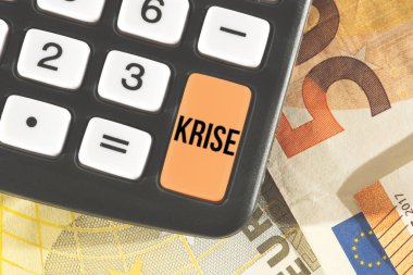 Euro banknotları, hesap makinesi ve kriz