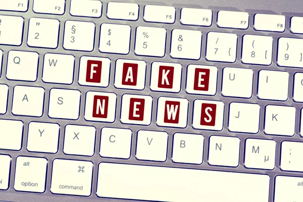 Ein Computer Und Die Fake News — Φωτογραφία Αρχείου